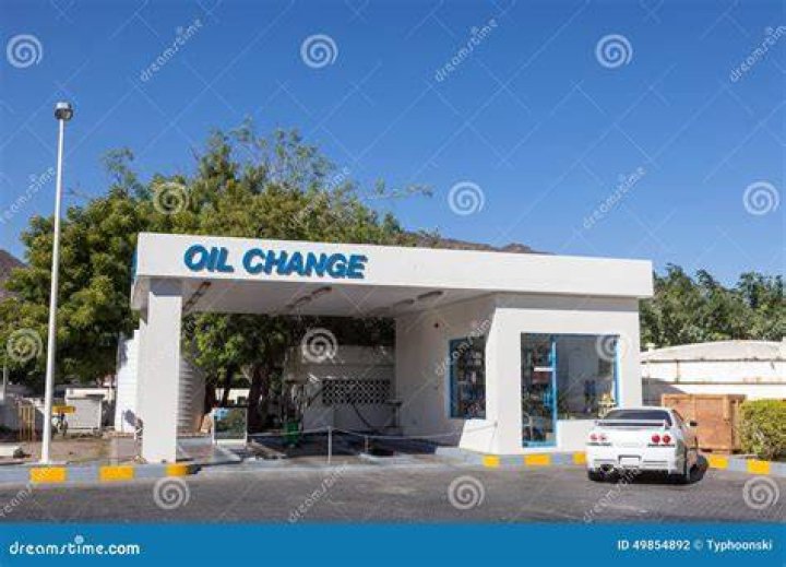ガソリンスタンドのオイル交換は何が行われる？費用と注意点を整理
